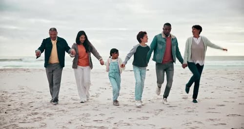 Familia numerosa, jugando o feliz en la playa con paseos, amor y unión durante las vacaciones