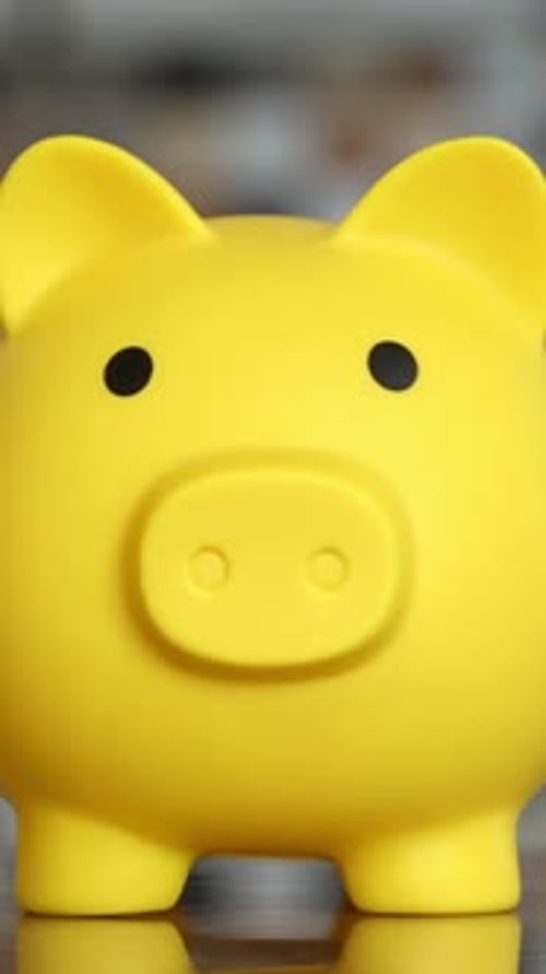La tirelire jaune vif capture le plaisir d'économiser dans un cadre confortable