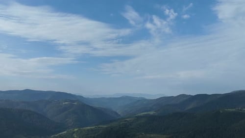 Filmmusik Atemberaubende Luftfahrt durch die weißen, flauschigen Wolken hoch am himmlischen Himmel mit