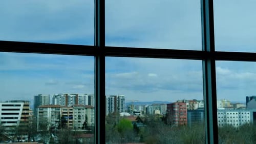 Schneller Wolkenfluss am Himmel draußen vom Bürofenster