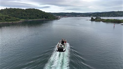 Fähre für kleine Fahrzeuge, die im Hafen ankommt