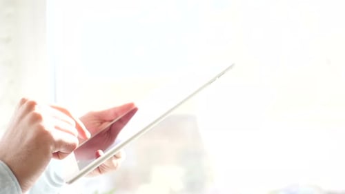 Mann mit digitalem Tablet, Seitenansicht