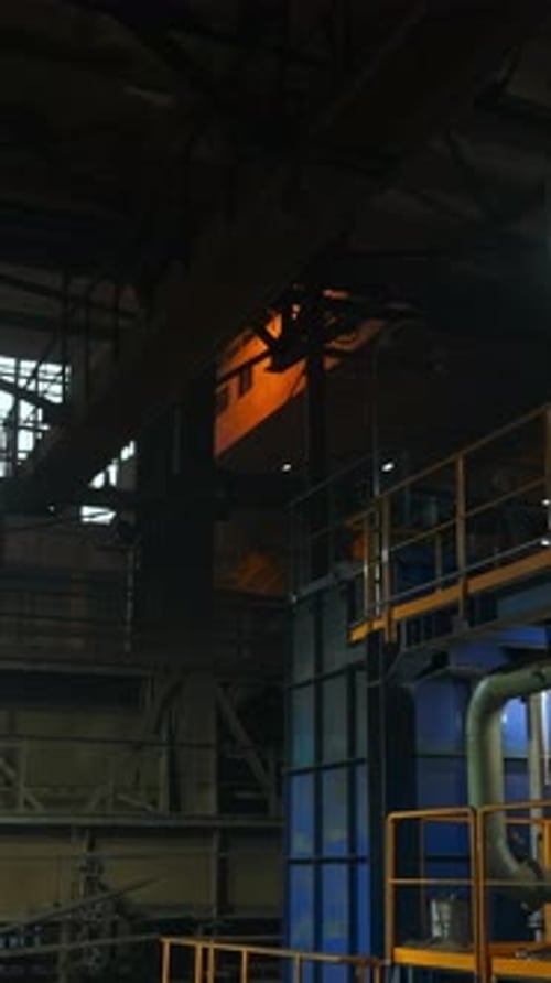 Maquinaria de planta industrial que funciona dentro de la fábrica Stock Clip