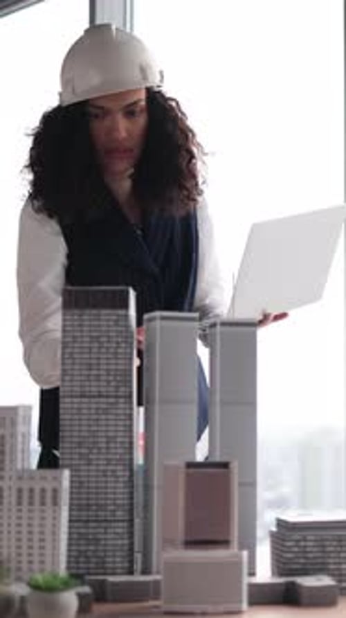 Architecte passant en revue les modèles de bâtiments