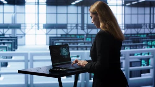 El administrador del centro de datos trabaja con un modelo computarizado de inteligencia artificial