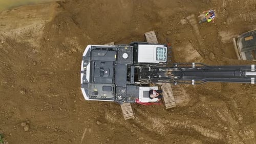 Maschinen auf der Baustelle mit Drohnenansicht