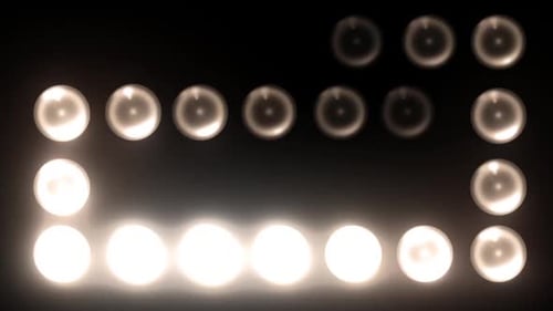 Des lumières de scène lumineuses illuminent une salle de spectacle sombre