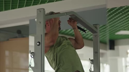 Mann macht Klimmzüge im Fitnessstudio für Fitness und Kraft