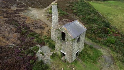Cheminée en brique abandonnée du mont Parys, mine de cuivre, ruine de pierre, vue aérienne, montée, inclinaison vers le bas