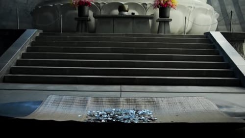 Mouvement lent de la caméra vers le haut pièce de monnaie oblations à une statue géante de Bouddha. Cimetière Makomanai Takino
à proximité