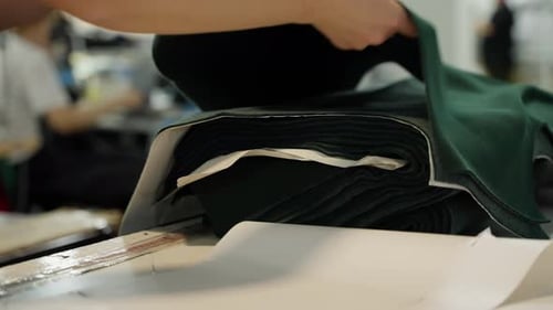 Arbeiter wählen Stoff in der Nähwerkstatt Konzept der Bekleidungsherstellung in einer professionellen Fabrik