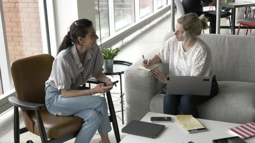 D'une femme écrivant des notes d'une réunion sur un canapé Breakout