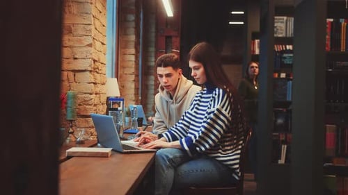 Séance d'étude concentrée dans une bibliothèque confortable