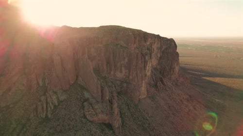 Incroyable lever de soleil sur des structures rocheuses uniques dans des montagnes de supers