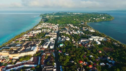 Voo de drone Sunrise sobre o centro da ilha de Boracay, do sul para o norte