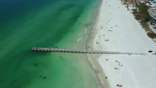 Píer que se estende sobre as tranquilas águas verdes de Bradenton Beach