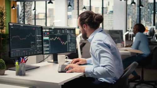 Triste gestor de Porfolios en funciones desalentado por los negativos retornos de inversión