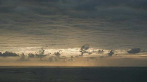 Lap de temps Théâtral capture un ciel sombre et sombre se déplaçant au-dessus de l'horizon marin