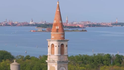 Vue aérienne de l'île Ghost en proie à la peste de Poveglia dans la lagune de Venise