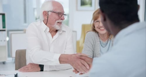 Sénior, couple et poignée de main pour la planification des assurances et l'investissement lors d'une réunion