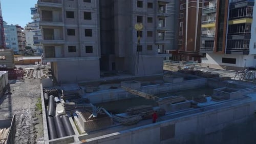 Vídeo aéreo de trabajadores que construyen secciones de soporte de barras de refuerzo metálicas