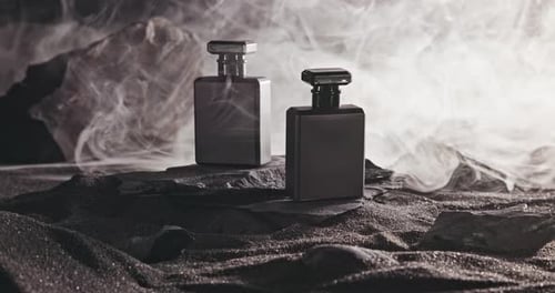 Un parfum bleu sophistiqué comme l'arôme d'une terre.