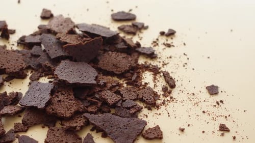 Tranche de brownie Dry Cracks sur la table