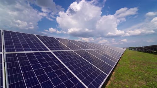 Sonnenkollektoren auf dem Gras. Solaranlage für erneuerbare grüne Energie im Sommer.