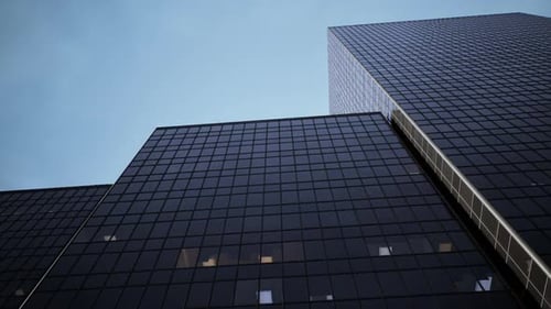 Edificios altos de cristal que reflejan el cielo azul en un día despejado en un entorno urbano