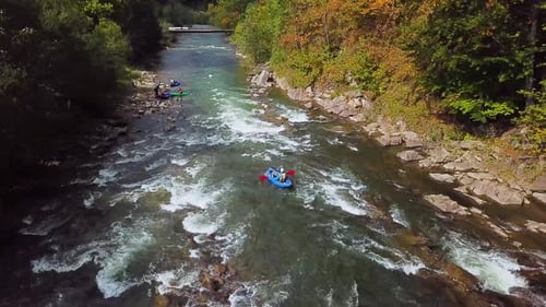 Rafting auf einem Gebirgsfluss