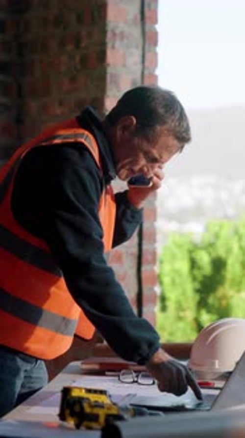 Hombre, arquitecto y llamada telefónica con una computadora portátil en el sitio de construcción para planificar o desarrollar un edificio