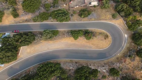 Vista aérea de uma curva em forma de gancho em uma estrada na Ilha de Creta, Grécia - Hairpin Corner.