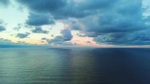 Scène de coucher de soleil tranquille sur l'océan 4k