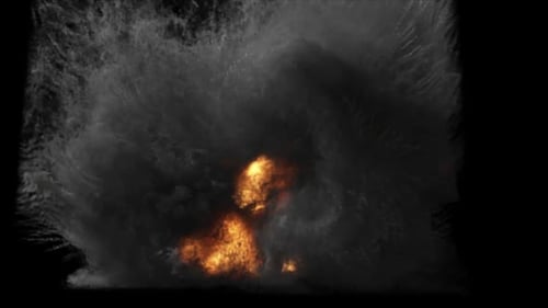 Grande explosion avec fumée turbulente sur fond transparent