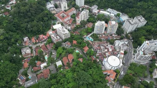 Vídeo aéreo do Rio de Janeiro, Brasil, a partir de uma perspectiva elevada.