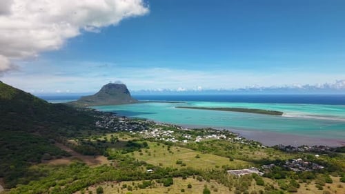 Atemberaubende Panorama-Luftaufnahme des Berges Le Morne Brabant und seiner türkisfarbenen Lagune auf Mauritius