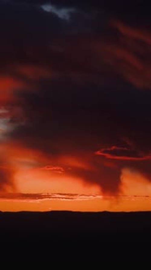 Spektakulärer Sonnenaufgang mit Wolken Vertikaler Zeitraffer