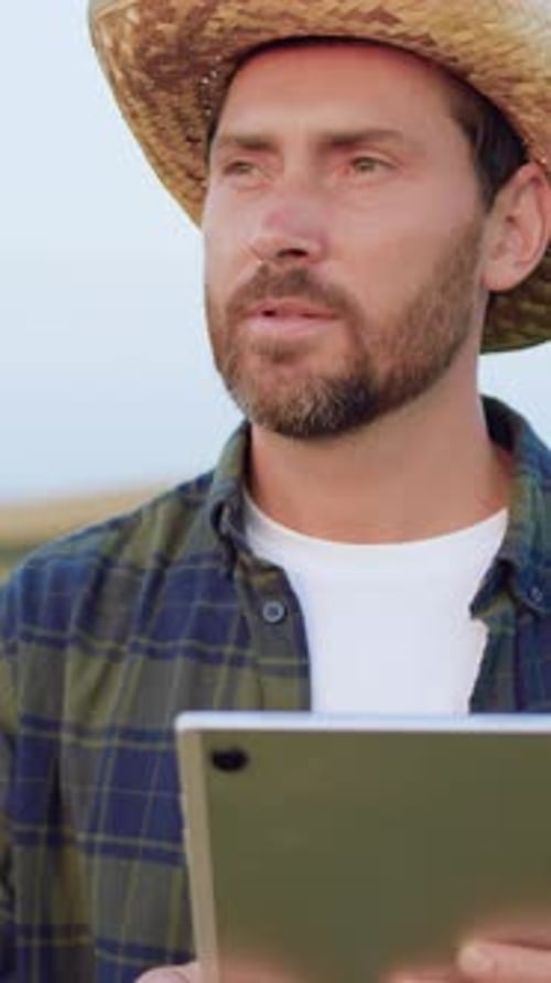 Landwirt Geschäftsmann arbeitet auf dem Feld mit digitalem Tablet Männlicher Arbeiter mit Laptop kommt herein
