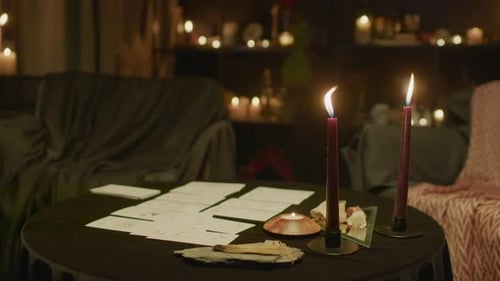 Tarotkarten-Layout und brennende Kerzen auf dem Tisch