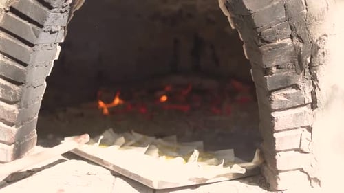 Brot im Lehmofen backen, traditionelle Gebäckbäckerei in Zeitlupe
