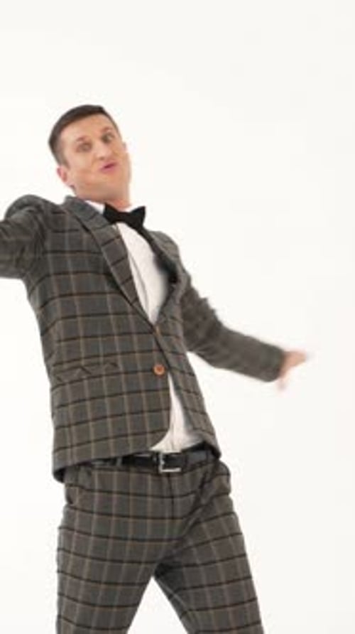 un showman con traje a cuadros y camisa blanca está parodiando