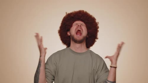 Un homme crie du stress Un problème de tension ressent de l'horreur Désespoir Peur Un choc surprise exprime sa rage