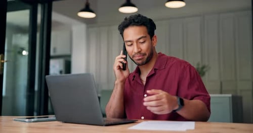 Ordinateur portable, appel téléphonique et homme à la maison avec des commentaires pour la relecture, la révision