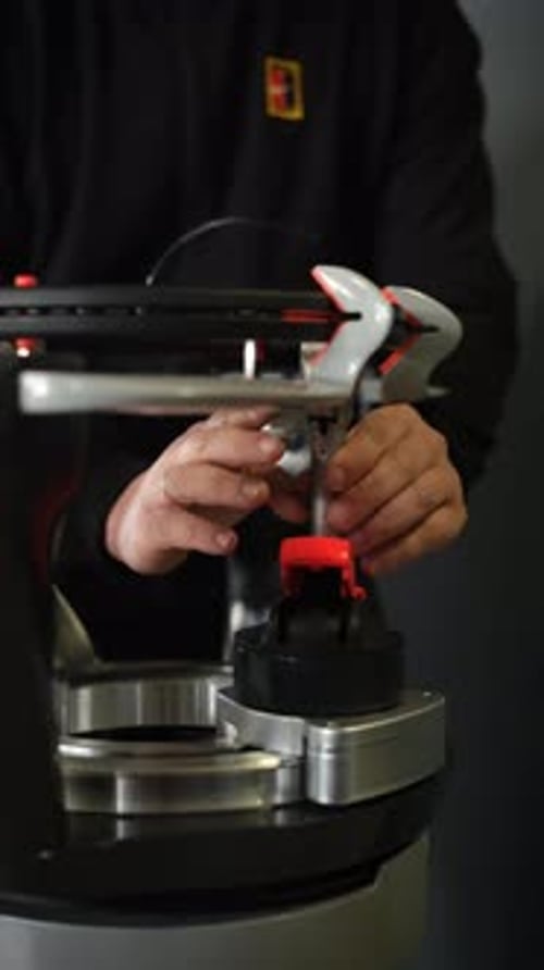 Un professionnel expérimenté corde une raquette de tennis avec précision sur une machine à cordes