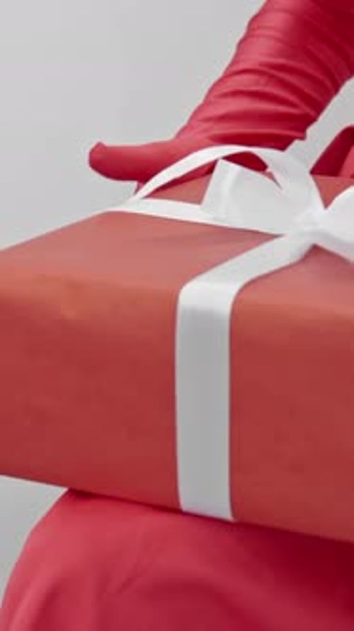 Une élégante présentation de cadeau de Noël peut créer une ambiance merveilleuse dans un cadre festif qui