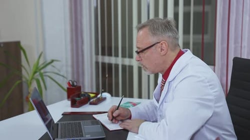 Consulta a distancia desde el hospital. Terapeuta familiar hablando con el paciente a través de una computadora portátil.