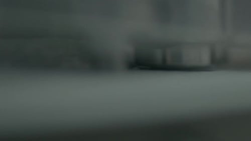 qui appuie rapidement sur l'espace blanc, garantissant un mouvement efficace et précis.