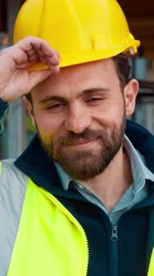 Rostro, hombre e ingeniero con casco al aire libre para inspección, desarrollo y construcción de edificios