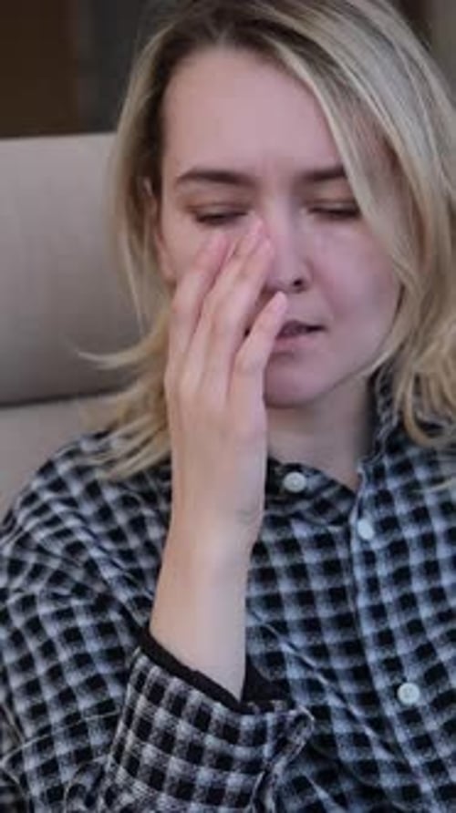 Pensar confundió a una mujer en la casa con preguntas sobre el por qué o una lluvia de ideas, planificación de cerca, duda