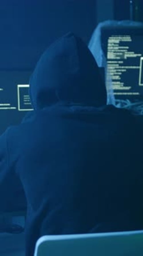 Une personne de Hoodieclad se concentre sur un gestionnaire de mots de passe explorant la sécurité numérique